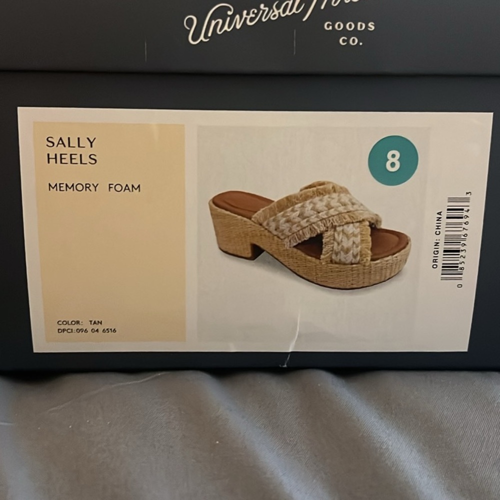 Universal Threads Sandals - Picture 2 of 2